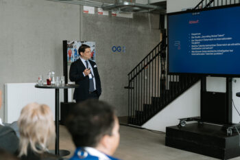 Mann spricht auf Bühne